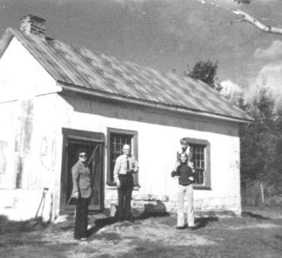 Shack à Omer. Celui-ci se trouve au centre. Source: Archives familliales Thibodeau (Édouard)