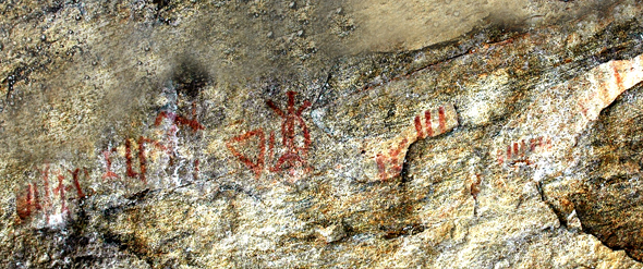Peintures rupestres tracées au doigt avec de l'ocre rouge. Crédit photo : Parc Canada (à valider)
